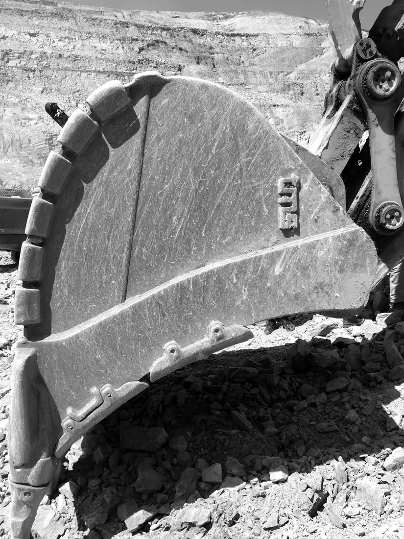 Side view of the MTG bucket of a Hitachi ZX870 excavator on a mine in D.R. Congo